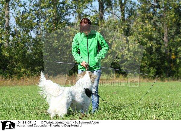 Frau und Kaukasischer-Schferhund-Mischling / woman and Caucasian-Shepherd-Dog-Mongrel / SS-55110