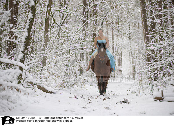 Frau reitet im Kleid durch den Schnee / Woman riding through the snow in a dress / JM-18950