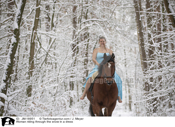 Frau reitet im Kleid durch den Schnee / Woman riding through the snow in a dress / JM-18951