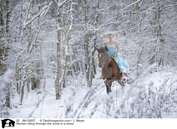 Frau reitet im Kleid durch den Schnee / Woman riding through the snow in a dress / JM-18957