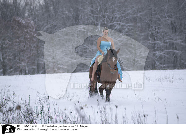 Frau reitet im Kleid durch den Schnee / Woman riding through the snow in a dress / JM-18966