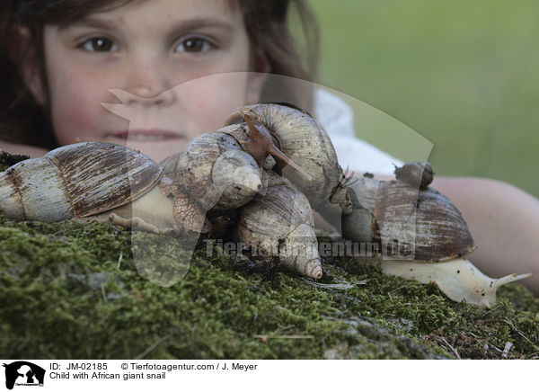 Child with African giant snail / JM-02185