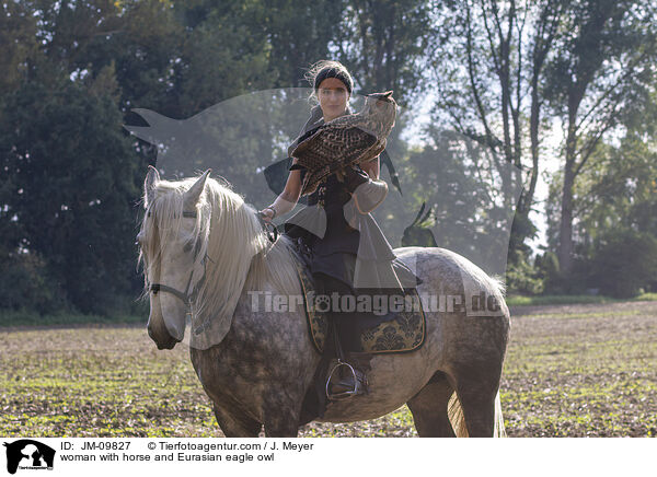 Frau mit Pferd und Uhu / woman with horse and Eurasian eagle owl / JM-09827