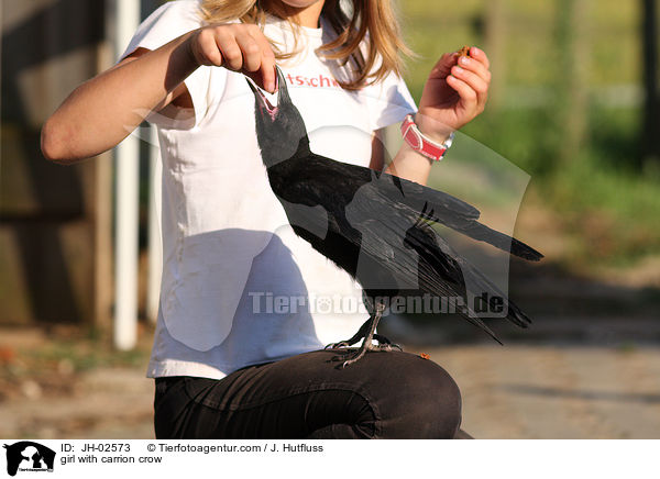 Mdchen mit Rabenkrhe / girl with carrion crow / JH-02573