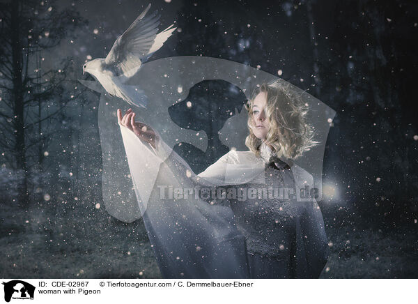 Frau mit Taube / woman with Pigeon / CDE-02967