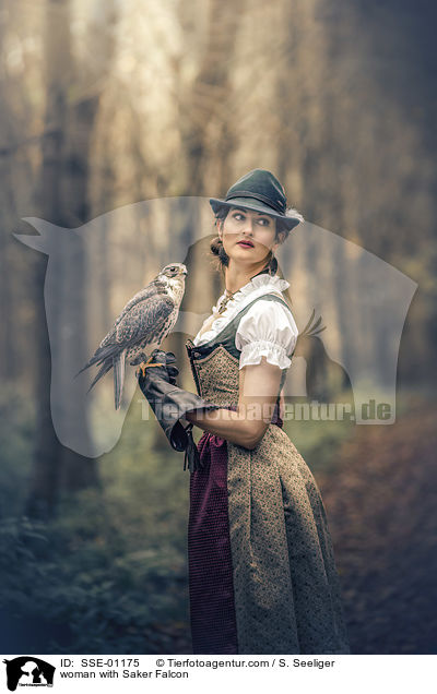 Frau mit Sakerfalke / woman with Saker Falcon / SSE-01175