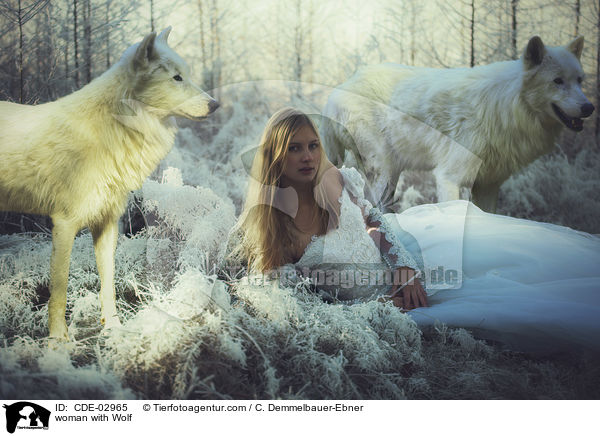 woman with Wolf / CDE-02965
