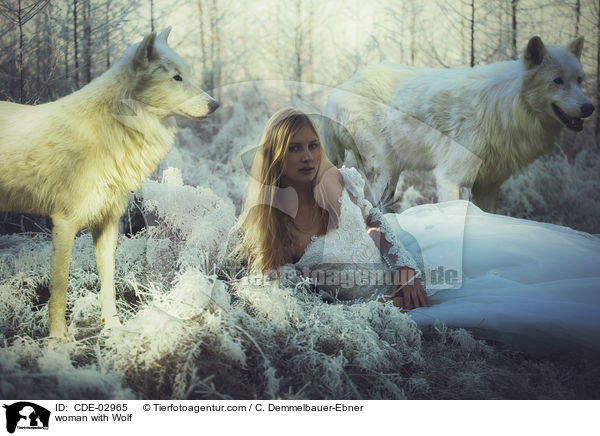 Frau mit Wolf / woman with Wolf / CDE-02965