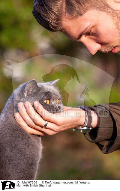 Mann mti Britisch Kurzhaar / Man with British Shorthair / MW-07269