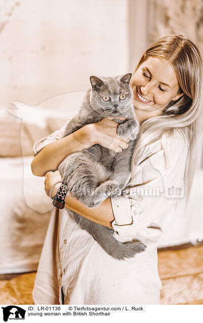 young woman with British Shorthair / LR-01136