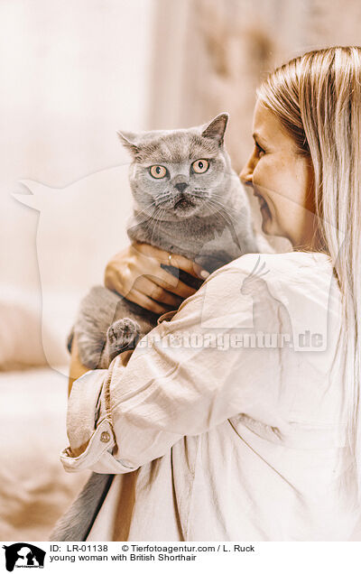 young woman with British Shorthair / LR-01138