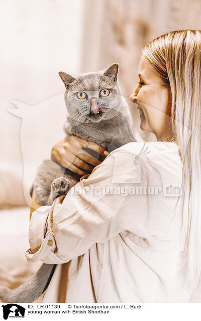 young woman with British Shorthair / LR-01139