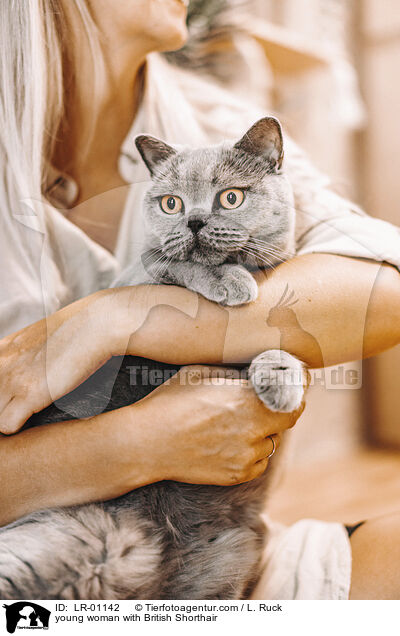 junge Frau mit Britisch Kurzhaar / young woman with British Shorthair / LR-01142