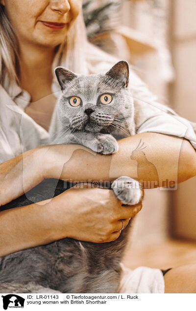 young woman with British Shorthair / LR-01143