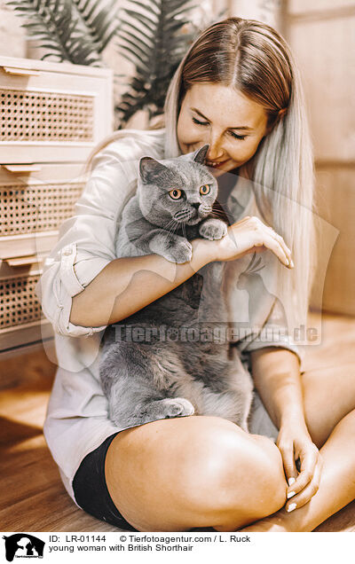 young woman with British Shorthair / LR-01144