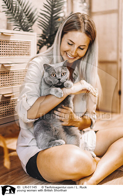 young woman with British Shorthair / LR-01145