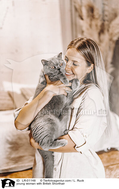 young woman with British Shorthair / LR-01148
