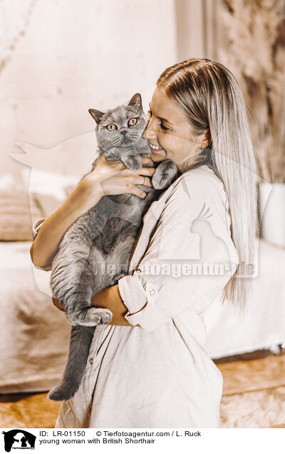 young woman with British Shorthair / LR-01150