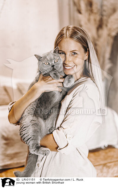 junge Frau mit Britisch Kurzhaar / young woman with British Shorthair / LR-01151