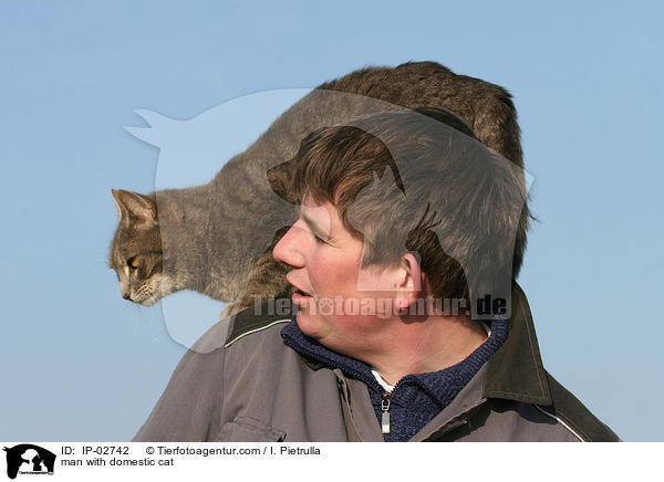 Mann mit Hauskatze / man with domestic cat / IP-02742