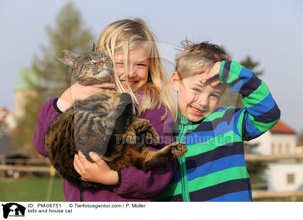 Kinder und Hauskatze / kids and house cat / PM-06751