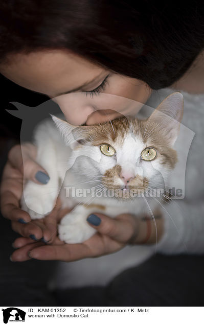 Frau mit Hauskatze / woman with Domestic Cat / KAM-01352