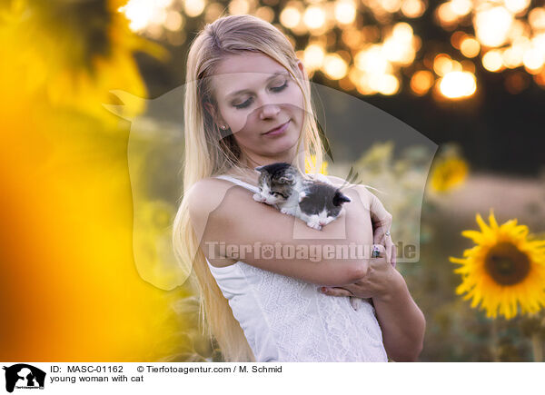 young woman with cat / MASC-01162