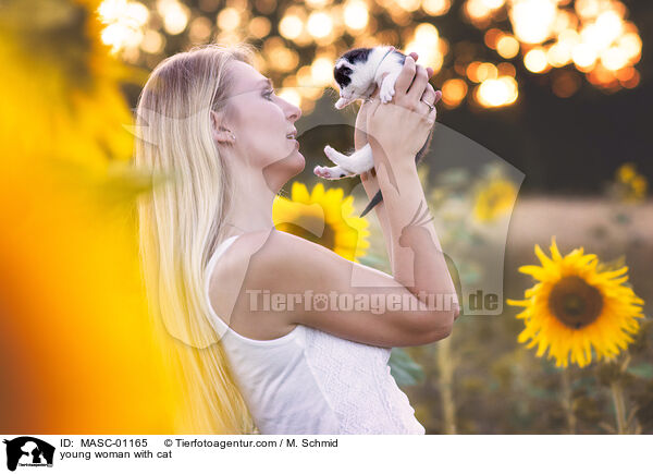 young woman with cat / MASC-01165