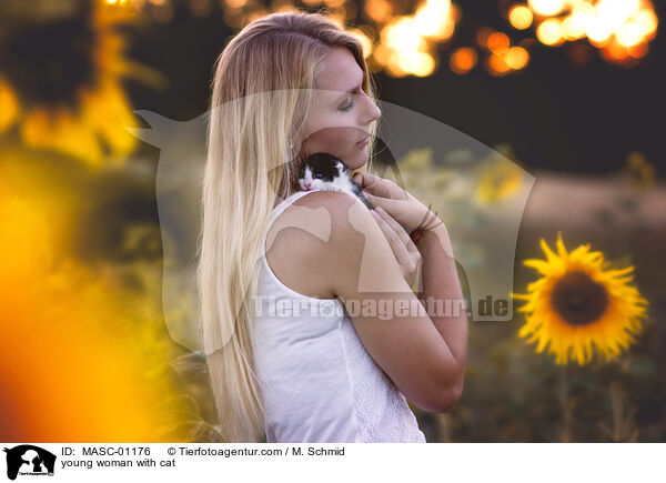 young woman with cat / MASC-01176