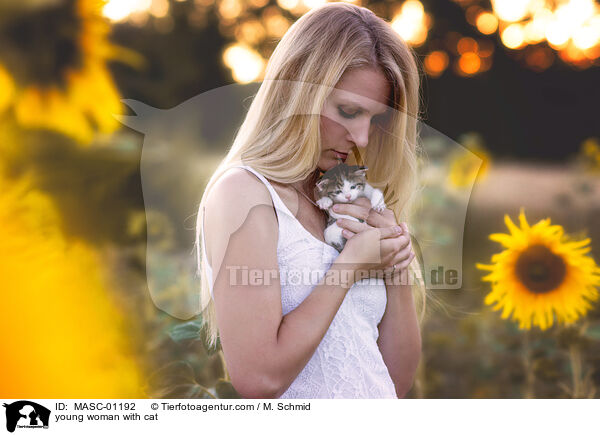 junge Frau mit Katze / young woman with cat / MASC-01192