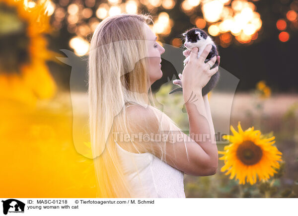 young woman with cat / MASC-01218