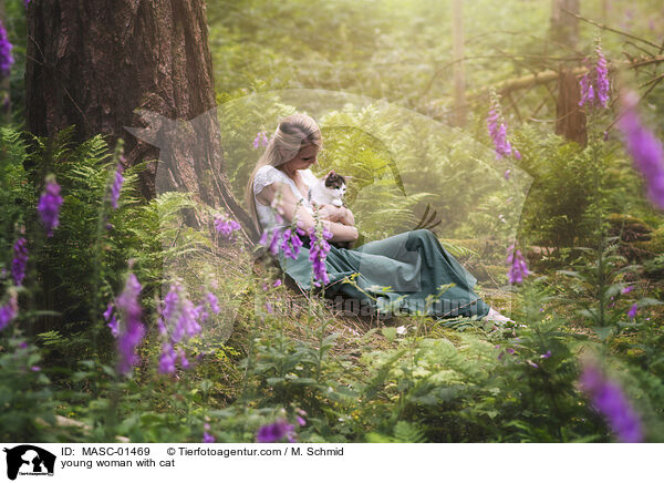 young woman with cat / MASC-01469