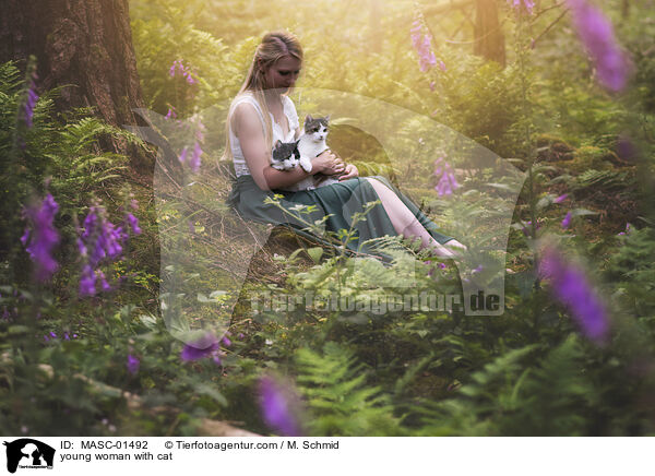 young woman with cat / MASC-01492