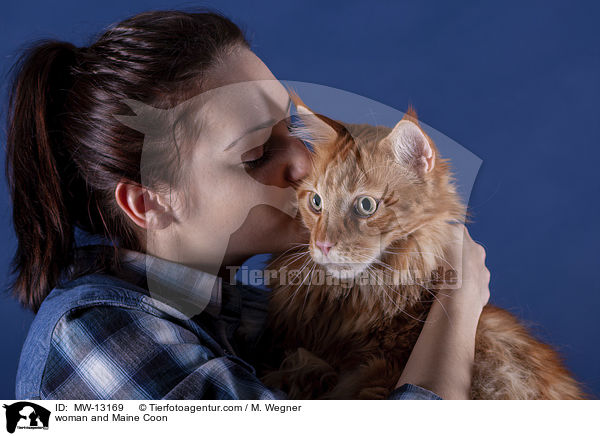 woman and Maine Coon / MW-13169
