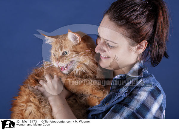 woman and Maine Coon / MW-13173