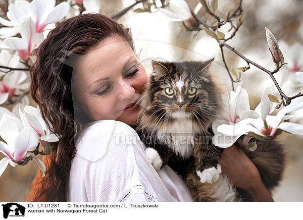 Frau mit Norwegische Waldkatze / woman with Norwegian Forest Cat / LT-01281