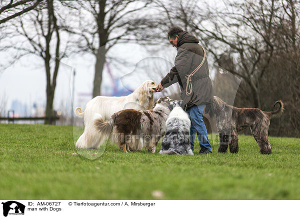 Mann mit Hunden / man with Dogs / AM-06727