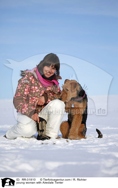 junge Frau mit Airedale Terrier / young woman with Airedale Terrier / RR-31810