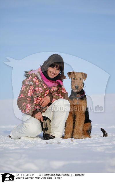 junge Frau mit Airedale Terrier / young woman with Airedale Terrier / RR-31811