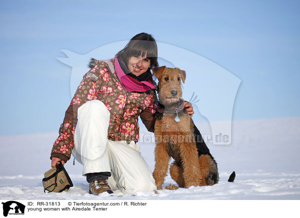 junge Frau mit Airedale Terrier / young woman with Airedale Terrier / RR-31813