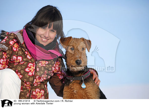 junge Frau mit Airedale Terrier / young woman with Airedale Terrier / RR-31814