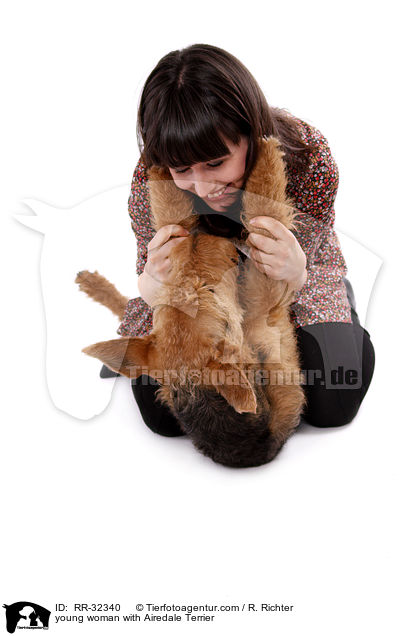 junge Frau mit Airedale Terrier / young woman with Airedale Terrier / RR-32340