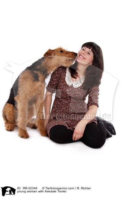 junge Frau mit Airedale Terrier / young woman with Airedale Terrier / RR-32346