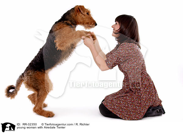 junge Frau mit Airedale Terrier / young woman with Airedale Terrier / RR-32350