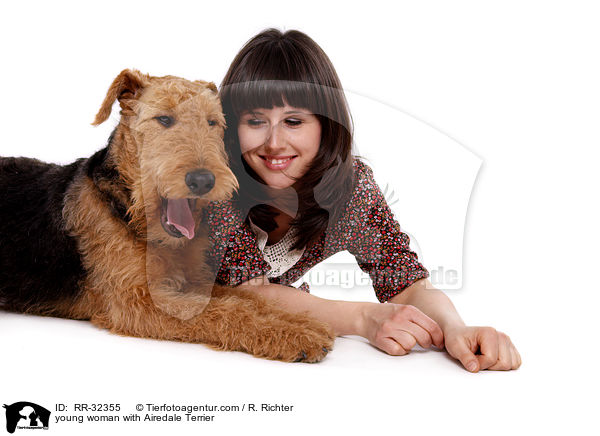 junge Frau mit Airedale Terrier / young woman with Airedale Terrier / RR-32355