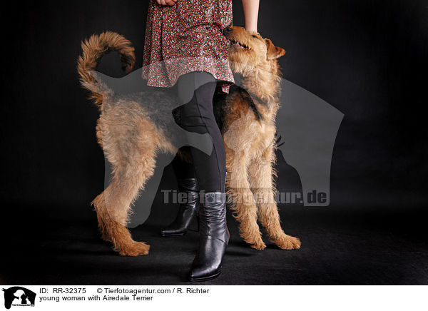 junge Frau mit Airedale Terrier / young woman with Airedale Terrier / RR-32375