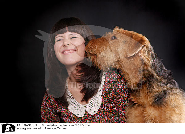 junge Frau mit Airedale Terrier / young woman with Airedale Terrier / RR-32381