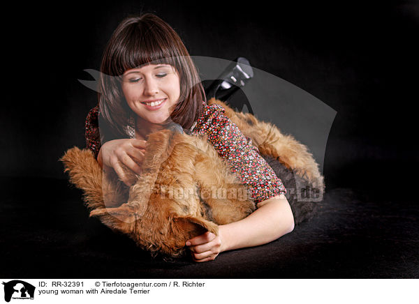 junge Frau mit Airedale Terrier / young woman with Airedale Terrier / RR-32391