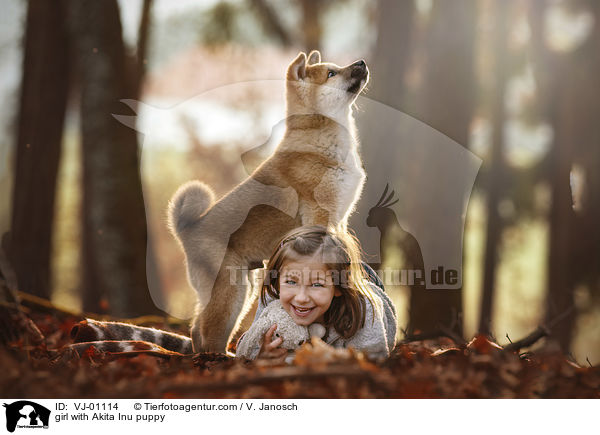 Mdchen mit Akita Inu Welpe / girl with Akita Inu puppy / VJ-01114