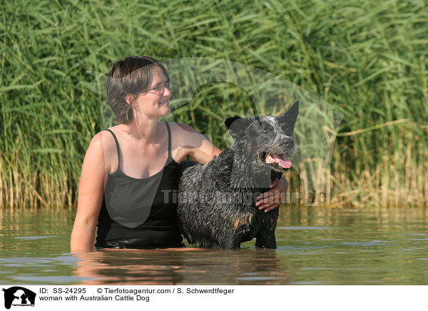 Frau mit Australian Cattle Dog / woman with Australian Cattle Dog / SS-24295